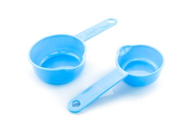 beyaz arka plan üzerinde plastik ölçüm kaşığı bir dizi.