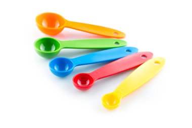 beyaz arka plan üzerinde plastik ölçüm kaşığı bir dizi.