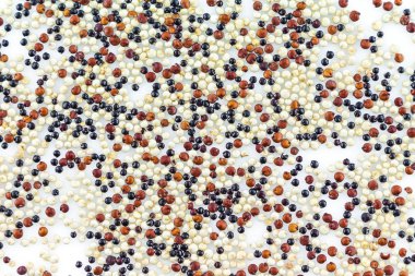 beyaz arka plan üzerinde kazık Quinoa.