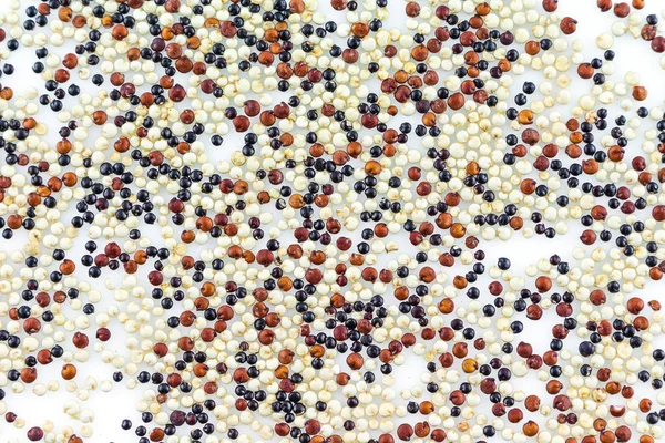 Pilha Quinoa Fundo Branco — Fotografia de Stock