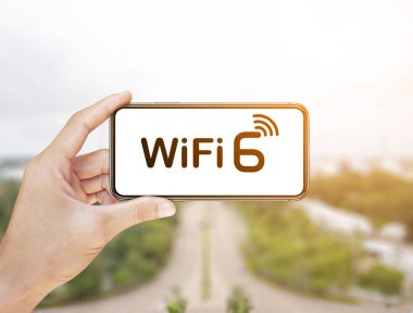 Wifi 6, Smartphone 'un ekranında erkek eli konseptinde. Wifi 6 gelecek nesil Wi-Fi bağlantısı