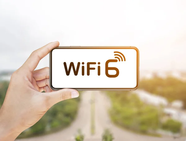 Wifi 6 บนหน้าจอสมาร์ทโฟนในแนวคิดของมือผู้ชาย การเชื่อมต่อ Wi-Fi 6 รุ่นต่อไป — ภาพถ่ายสต็อก