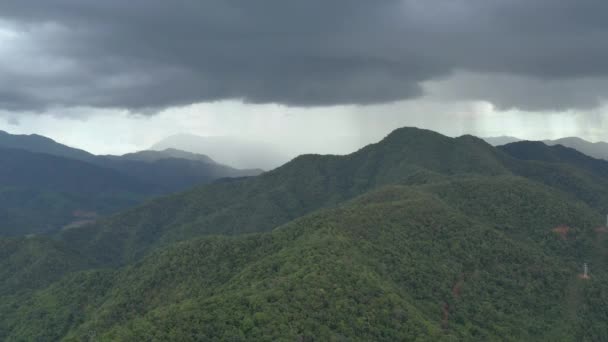 在青山顶上的暴风雨中飞驰而过 4K热带雨林鸟瞰图 — 图库视频影像