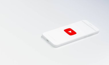 Akıllı Telefon ekranında Youtube logosu. İnternet 'teki İnsanlar Arasındaki Yayıncılık, Müzik ve Video İçeriği İçin En Popüler Sosyal Medya. 3B Hazırlama.