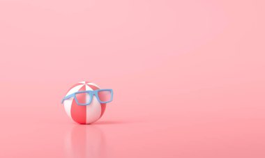 Plaj topu pembe arka planda güneş gözlüğü takıyor.