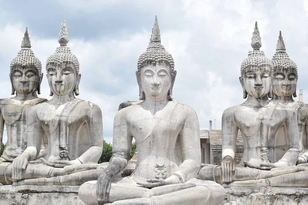 Nakhon Si Thammarat eyaletinin arazi beyaz Buda heykeli işaretlemek Tayland