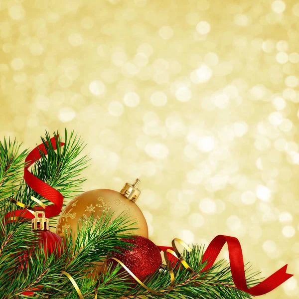 Decorazione ad angolo di Natale con ramoscelli di pino e palline — Foto Stock