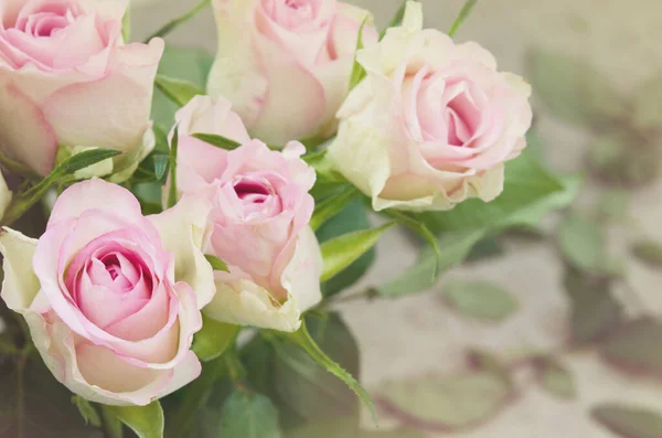 Hermoso Ramo Flores Rosa Blanca Rincón Sobre Fondo Gris —  Fotos de Stock