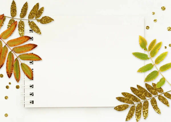 Блокнот Белыми Пустыми Страницами Осенними Листьями Блестящими Конфетти Белом Фоне — стоковое фото