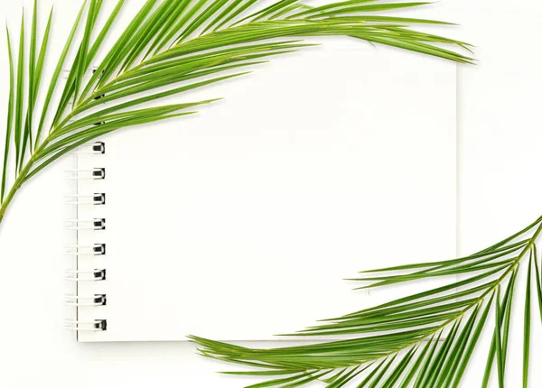 Notizblock Mit Leerer Weißer Seite Und Palmblättern Auf Weißem Hintergrund — Stockfoto