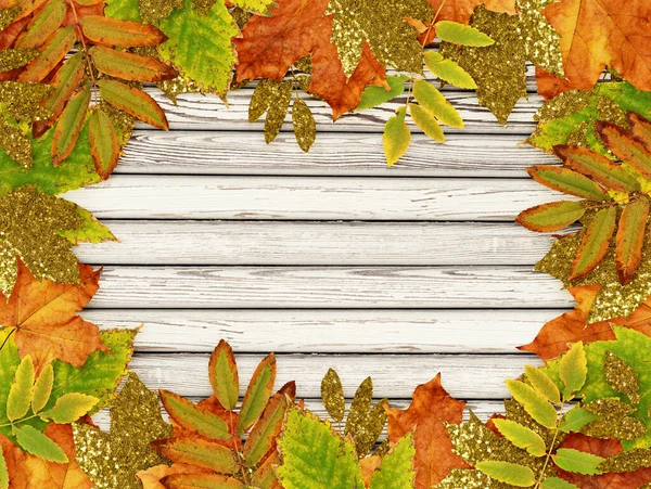 Złote Kolorowe Jesienne Liście Ramki Starym Białym Pomalowanym Drewnianym Tle — Zdjęcie stockowe