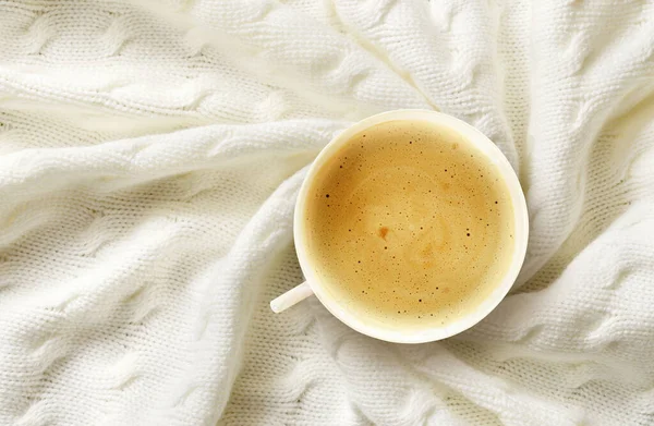 Cup Coffee Folded White Knitted Plaid Background — Stock Photo, Image