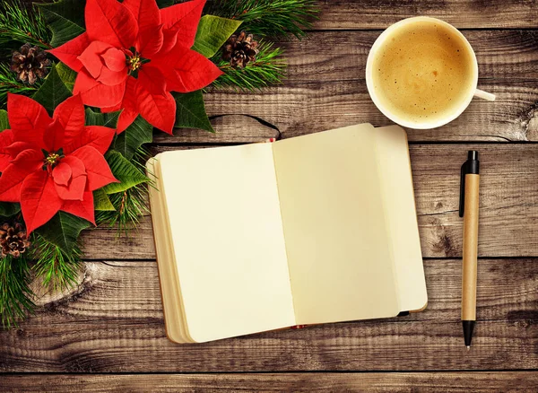 Draufsicht Auf Holzschreibtisch Mit Notizblock Stift Kaffeetasse Und Weihnachtsdekoration Flach — Stockfoto