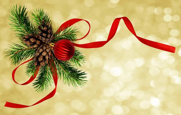 Weihnachtsschmuck Mit Tannenzweigen Zapfen Und Roter Seidenschleife Auf Festlichem Hintergrund — Stockfoto