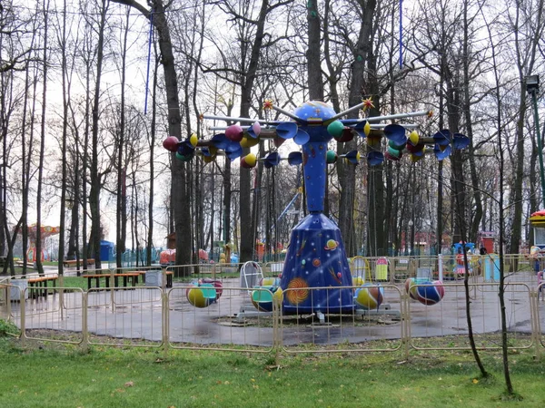 Childs swing machine op de herfst. Een speelgoedauto voor kinderen in de tuin. — Stockfoto