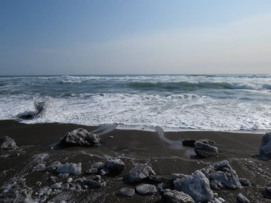 Pasifik Okyanusu, dalgalar ve görünümleri, Kamçatka, Rusya güneşli havalarda kışın karla kaplı tepenin kıyısında