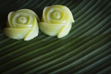 Tay tatlılar tatlı kek muz yaprak zemin üzerine katman