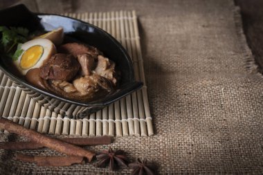 haşlanmış yumurta ve domuz siyah kase ve baharat önünde ahşap elek ve çuval ve ahşap arka plan üzerinde yer