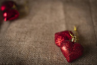 Kırmızı plastik kupa Sack.There üzerinde yerleştirilen sol arkasına yerleştirilen kırmızı plastik kalpler vardır.