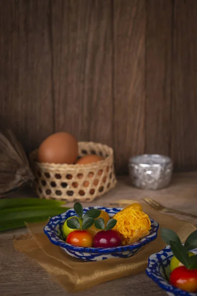 Sobremesas Tailandesas Prato Listras Brancas Azuis Colocadas Pano Dourado Mesa — Fotografia de Stock
