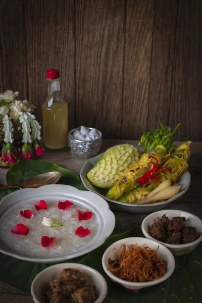 Khao-Chae, arroz cozido embebido em água gelada na tigela branca e comido com o alimento complementar usual e decorar pela flor, água perfumada . — Fotografia de Stock