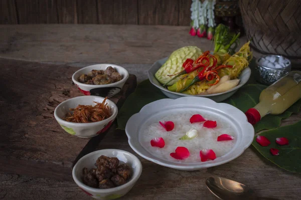 Кхао-Чхэ, приготовленный рис, смоченный в холодной воде в белой миске и съеденный с обычной дополнительной пищи и украсить цветами, ароматной водой . — стоковое фото