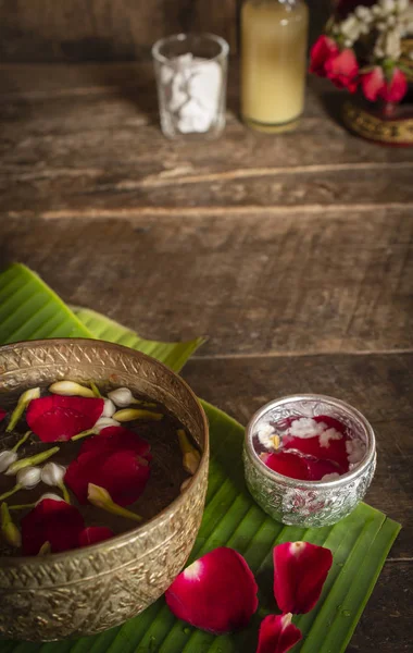 Rote Rose Jasmin Und Geknallter Reis Auf Der Ruhigen Wasseroberfläche — Stockfoto