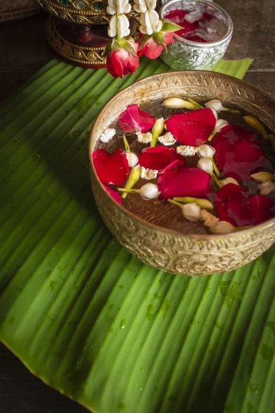 Red Rose Jasmine Popped Rice Calm Water Surface Placed Wood — Stock Photo, Image