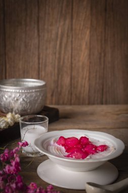 Thapthim Krop, ahşap masada beyaz kase Hindistan cevizi ve şurubu sahte nar tohumları orada çiçek, kaşık, Hindistan cevizi sütü ve su kase etrafında yerleştirilir.