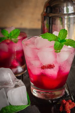 Taze Buz Dut Soda içecek ahşap masada dut, Buz, Yaprak, kokteyl shaker ve aynı nesne etrafında yerleştirilir vardır.