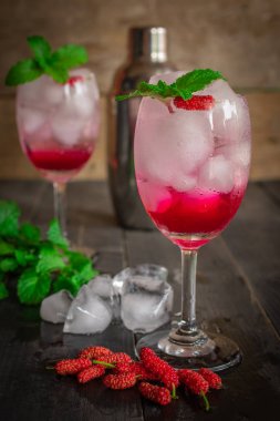 Taze Buz Dut Soda içecek ahşap masada dut, Yapraklar, Buz, kokteyl shaker ve aynı nesne etrafında yerleştirilir vardır.