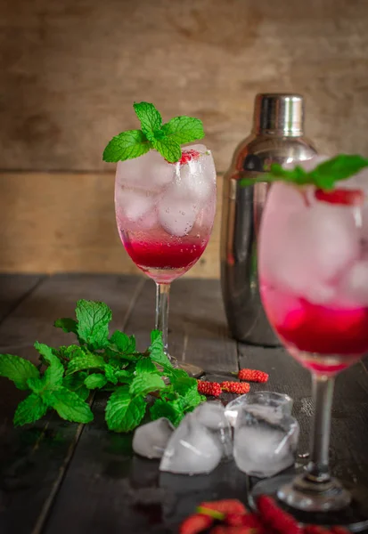 Taze Buz Dut Soda içecek ahşap masada dut, Yapraklar, Buz, kokteyl shaker ve aynı nesne etrafında yerleştirilir vardır.