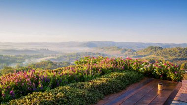 Kirli cerrahi maske yere at, konsantrasyonunu bozma.