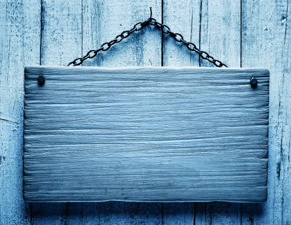 チェーン 青のイメージに掛かっているヴィンテージの木製空看板 — ストック写真