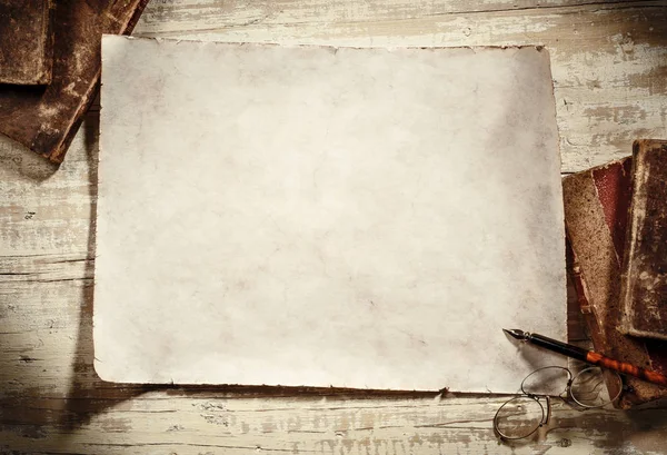 Oude Perkament Met Boeken Bril Pen Antieke Schrijftafel — Stockfoto
