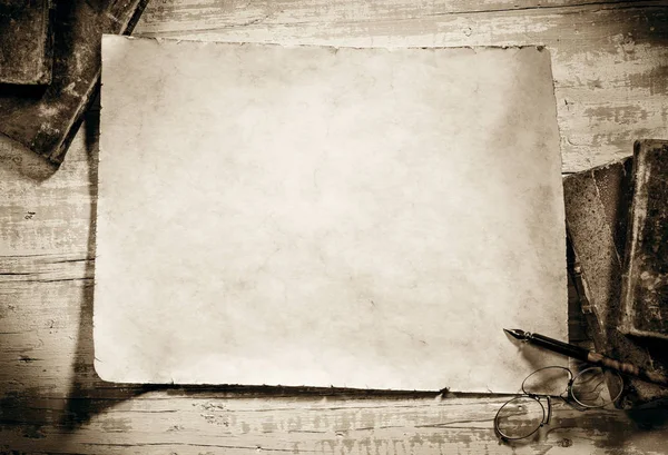 Viejo Pergamino Con Libros Gafas Bolígrafo Escritorio Antiguo Imagen Sepia — Foto de Stock