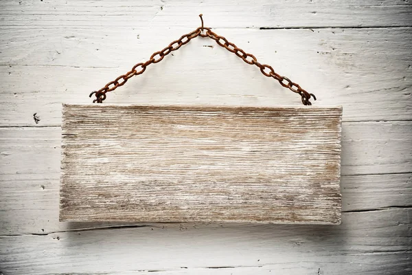 Letrero de madera colgando de una cadena — Foto de Stock
