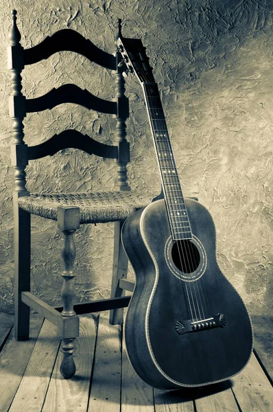 Vintage Acoustic Guitar Blues Krzesło Vintage Styl Obrazu — Zdjęcie stockowe