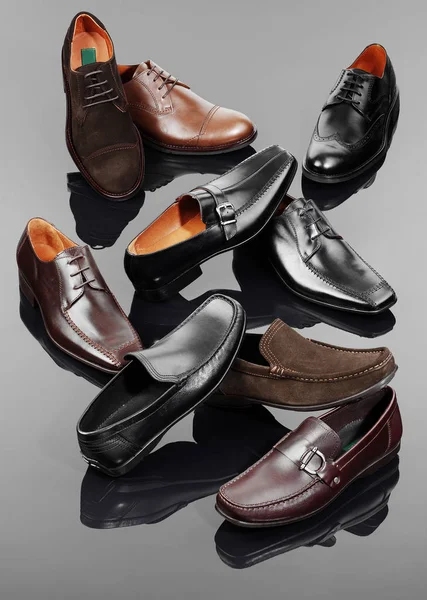 Colección Zapatos Cuero Surtidos Para Hombre Sobre Fondo Neutro — Foto de Stock