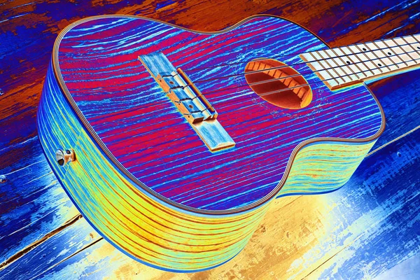 异国情调的木男高音四弦琴在颜色背景上的迷幻图像 — 图库照片