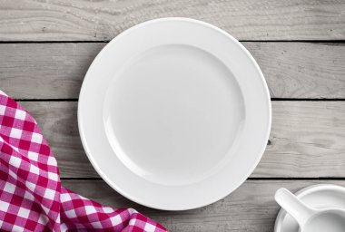 Yaşlı ahşap masa, gıda yaşam arka plan üzerinde mor masa örtüsü ile beyaz yemek