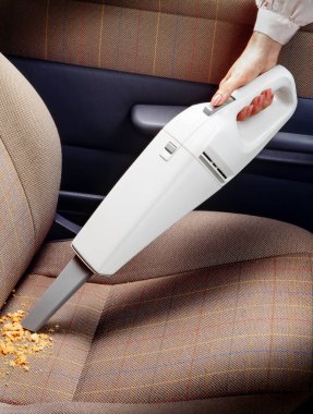 el araba döşeme taşınabilir elektrikli süpürge ile temizlik kadın