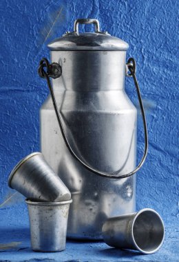 mavi arka plan üzerinde Vintage süt karmaşası