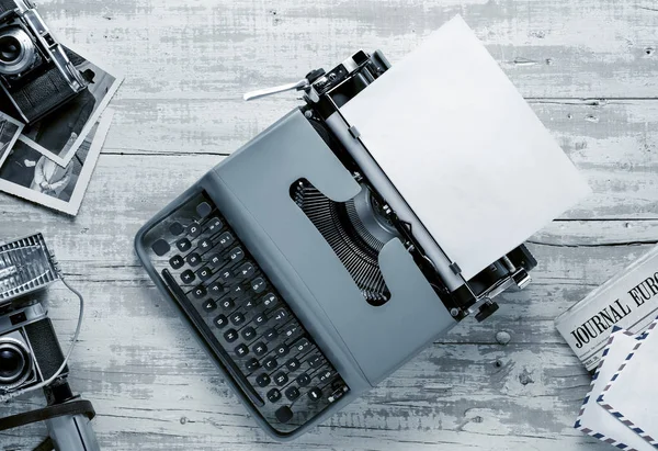 Vintage türü yazar ve fotoğraf fotoğraf makinesi, gazetecilik tablo üstten görünüm