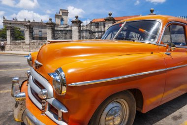 Küba, Eski Havana'nın klasik Amerikan otomobil taksi