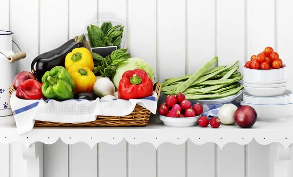 Légumes Frais Mélangés Sur Étagère Cuisine Blanche — Photo