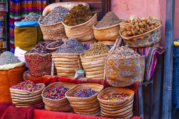 Mercado callejero de hierbas y especias de Marrakech, Marruecos — Foto de Stock