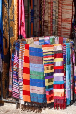 Marakeş Çarşısı atölyede el yapımı kumaş
