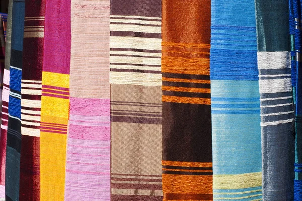 Oficina de tecidos artesanais em Marrakech souk — Fotografia de Stock
