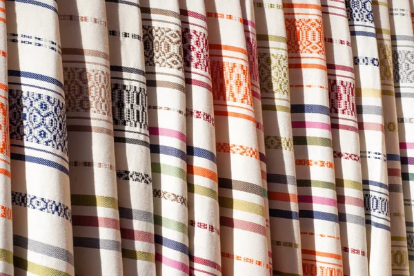 Taller de tejidos hechos a mano en Marrakech souk — Foto de Stock